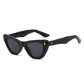 Gafas de sol cat-eye chunky en color negro — montura acetato con remaches dorados | Cientosiete