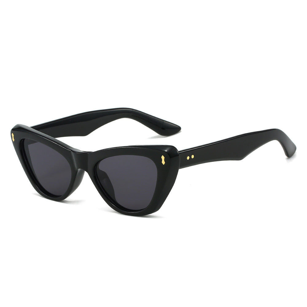 Gafas de sol cat-eye chunky en color negro — montura acetato con remaches dorados | Cientosiete