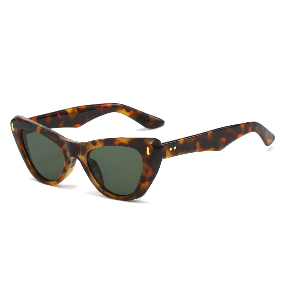 Gafas de sol cat-eye chunky en color leopardo y verde oscuro — montura acetato con remaches dorados | Cientosiete
