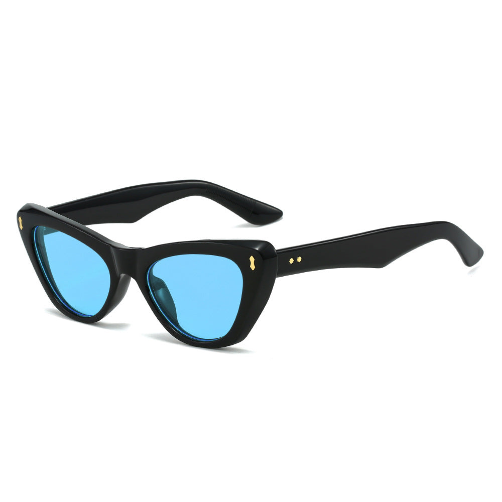 Gafas de sol cat-eye chunky en color negro y azul — montura acetato con remaches dorados | Cientosiete