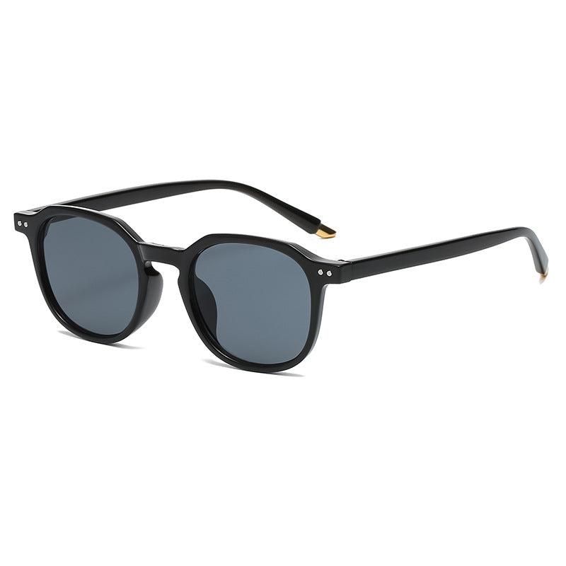 Gafas de sol redondas minimalistas negro/gris con detalle dorado en patilla | Cientosiete
