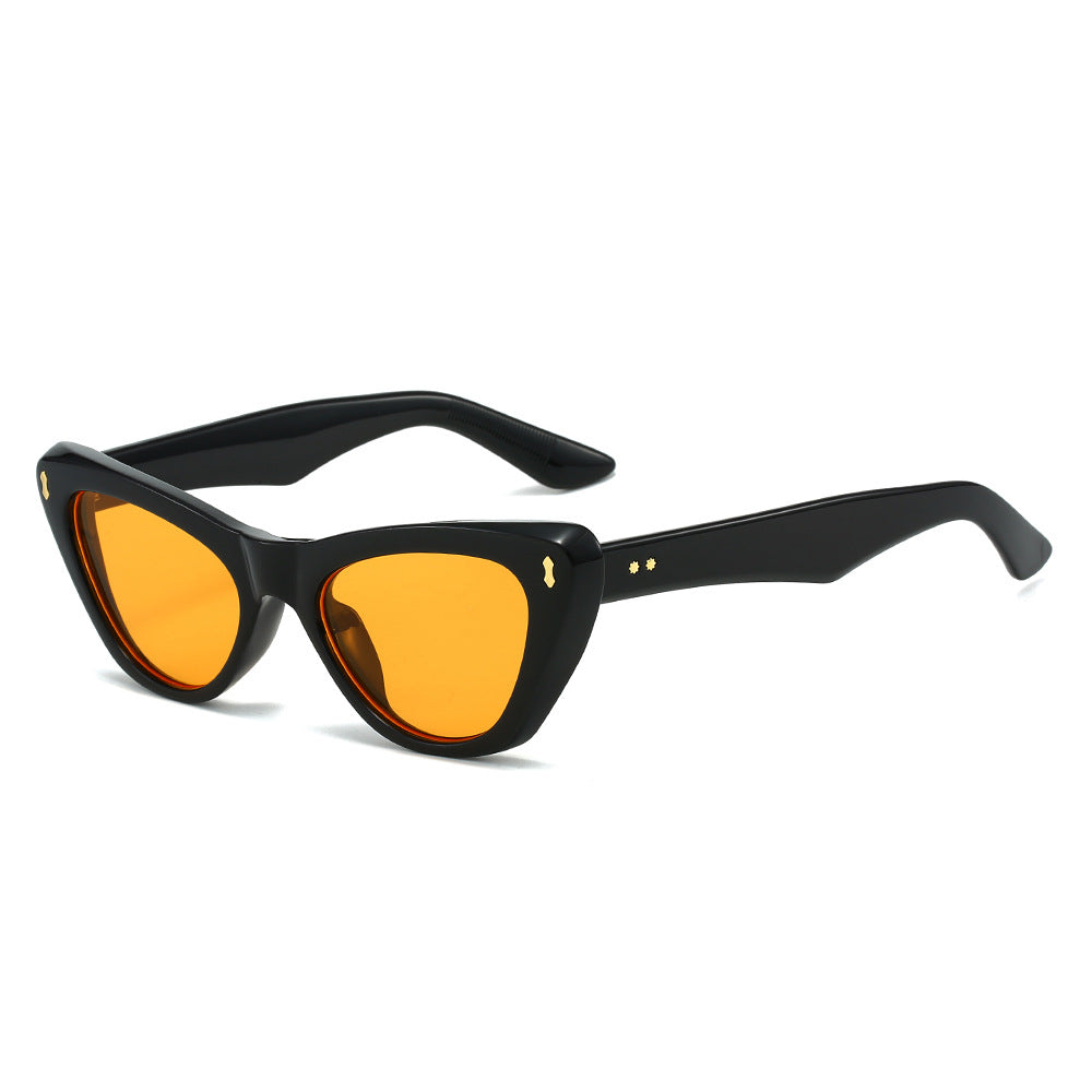 Gafas de sol cat-eye chunky en color negro y naranja — montura acetato con remaches dorados | Cientosiete